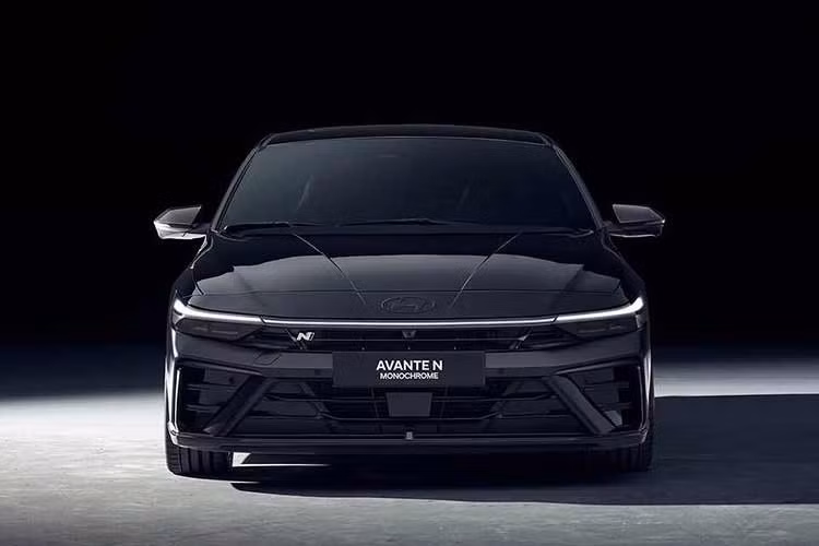 Tại thị trường nội địa Hàn Quốc, dòng sedan hạng C Elantra tiêu chuẩn (tên gọi Avante) đã bước sang thế hệ mới, tuy nhiên phiên bản hiệu năng cao N vẫn ở đời cũ. Do đó, phiên bản Hyundai Elantra N Monochrome được xem như bước đệm chia tay trước khi thế hệ Elantra N hoàn toàn mới chính thức xuất hiện vào năm 2027.