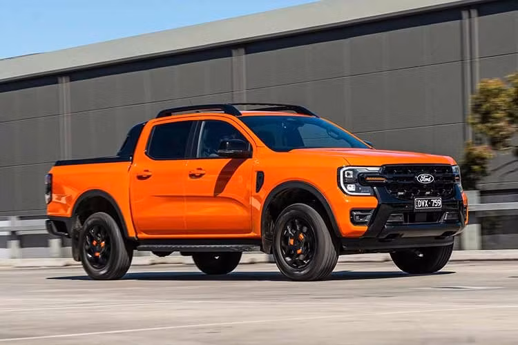Theo Ford Authority, Ford đang chuẩn bị mở rộng phạm vi sử dụng động cơ EcoBoost V6 3.0L tăng áp kép trên dòng Ranger đời 2027 tại Mỹ. Thay vì chỉ xuất hiện trên phiên bản hiệu suất cao Ranger Raptor, động cơ này có thể được trang bị cho cả Ranger XLT và Lariat.