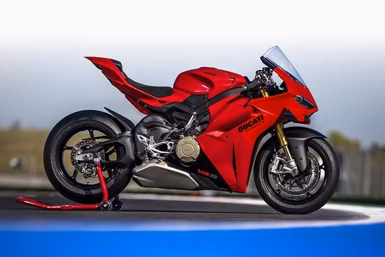 Trái tim của Panigale V4 2027 là khối động cơ Desmosedici Stradale dung tích 1.103cc, mang công nghệ trực tiếp từ trường đua MotoGP. Nhờ tối ưu hóa hệ thống xả, cải tiến họng nạp khí lưu lượng cao và chỉnh lại đường dẫn dầu nhằm giảm ma sát cơ học, công suất tối đa của xe tăng thêm 2 mã lực, đạt 218 mã lực tại 13.500 vòng/phút.