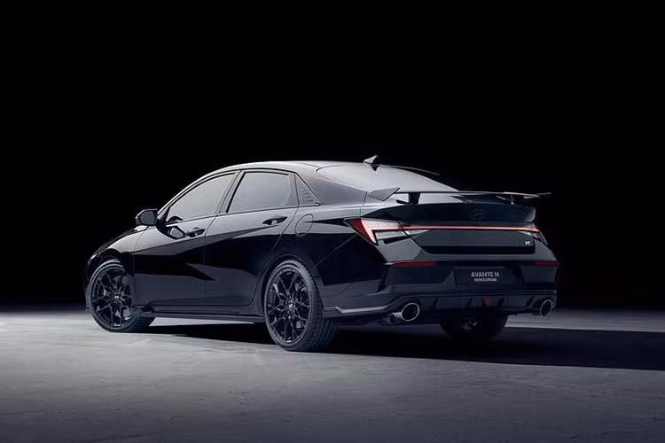 Cản trước của mẫu sedan thể thao Elantra N Monochrome đặc biệt này được bổ sung thêm mảng ốp màu đen nằm giữa các hốc gió. Phiên bản đặc biệt này chỉ cung cấp hai lựa chọn màu sơn ngoại thất gồm Đen Abyss Black Pearl và Xanh Performance Blue.