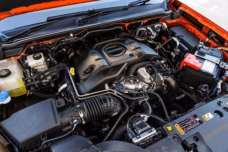 Hiện tại, Ranger Raptor sử dụng động cơ EcoBoost V6 3.0L tăng áp kép, sản sinh công suất 405 mã lực và mô-men xoắn cực đại khoảng 583 Nm. Trong khi đó, Bronco Raptor có công suất 418 mã lực và mô-men xoắn 597 Nm.