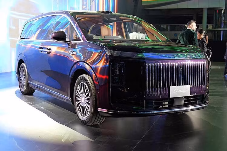 Hiện tại, thương hiệu Luxeed đang phân phối hai mẫu xe gồm sedan S7 và SUV R7 trên thị trường quốc tế, đều có tùy chọn hệ truyền động BEV và EREV. Bước sang năm 2026, hãng đặt kỳ vọng lớn vào mẫu MPV cao cấp Luxeed V9 và Llounge sản phẩm được xem là “flagship công nghệ” mới.
