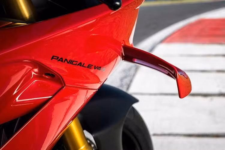 Về chassis, thiết kế khung cổ phốt của Ducati Panigale V4 2027 c ũng đã giảm 12% độ cứng xoắn bên, giúp lốp bám đường tốt hơn ở góc nghiêng lớn, cải thiện cảm giác lái căn góc và cho phép mở ga sớm hơn khi thoát cua.