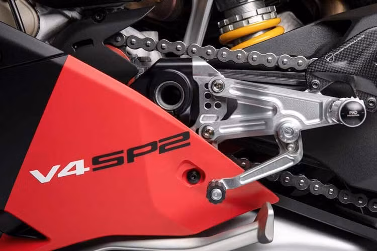 Lần đầu tiên, Panigale V4 S được hưởng chương trình Factory Made của Ducati, cho phép khách hàng lựa chọn màu sắc, họa tiết trang trí và một số linh kiện ngay trong quá trình sản xuất tại nhà máy ở Ý.