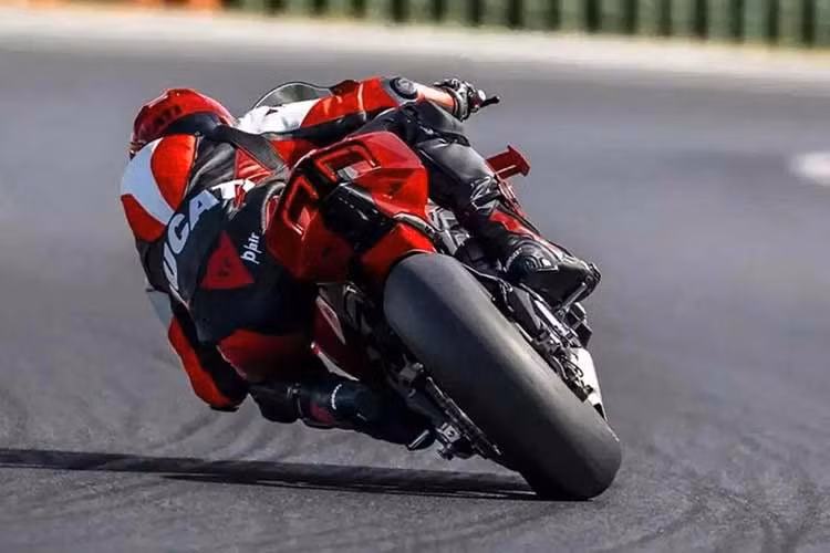 Trong khi đó, Ducati Panigale V4 tiêu chuẩn chỉ có màu đỏ Ducati Red, kết hợp khung màu xám Urban Grey và vành đen. Những trang bị tùy chọn lắp tại nhà máy gồm các gói Front Brake PRO và PRO+, bộ ly hợp khô STM hoặc gác chân điều chỉnh được.