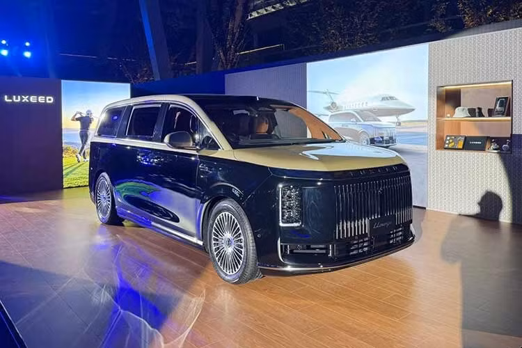 Llounge là dòng MPV đầu bảng thuộc thương hiệu Luxeed - dự án hợp tác chiến lược giữa Chery và tập đoàn công nghệ Huawei. Mẫu xe này được phân phối tại thị trường nội địa Trung Quốc dưới tên gọi V9 EREV với hai cấu hình 6 chỗ và 7 chỗ ngồi.