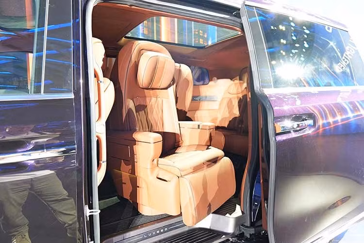 Về khả năng vận hành, mẫu MPV Luxeed Llounge này được trang bị hệ truyền động điện mở rộng phạm vi (REEV) kết hợp với bộ pin dung lượng 53,4 kWh. Trong hệ thống này, mô-tơ điện đảm nhận nhiệm vụ dẫn động chính, trong khi động cơ đốt trong đóng vai trò máy phát điện để gia tăng khoảng cách di chuyển.
