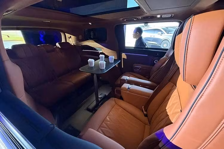 Bên cạnh đó, mẫu xe MPV hạng sang này được trang bị loại kính chắn sáng có khả năng tự động làm tối màu chỉ trong một giây, kết hợp chế độ cách âm bảo mật với 12 tấm kính chuyên dụng và hệ thống âm thanh 33 loa.