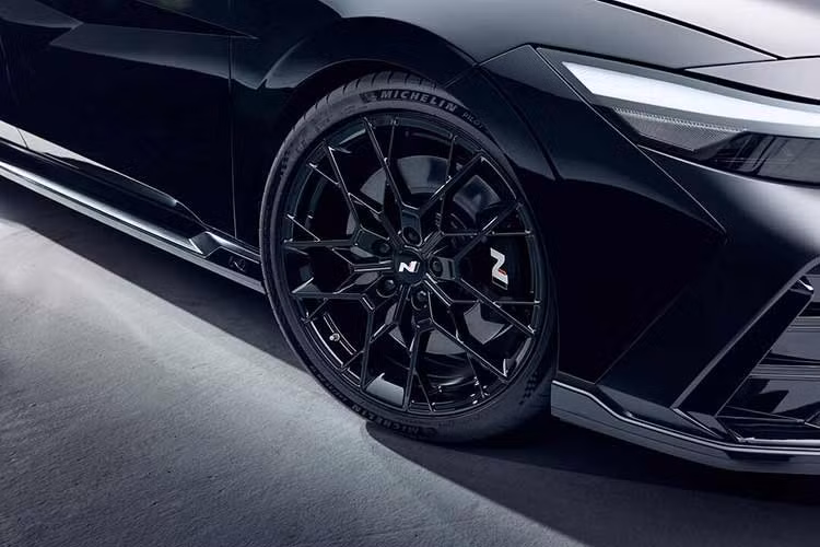 Bên cạnh bản tiêu chuẩn Basic Trim, Hyundai mang đến bản cao cấp Upper Trim bổ sung cánh gió phía sau bằng sợi carbon thiết kế mới cùng ốp gương chiếu hậu đồng màu, dù kích thước cánh gió đã được làm tiết chế hơn so với bản Elantra N TCR đua chuyên nghiệp.