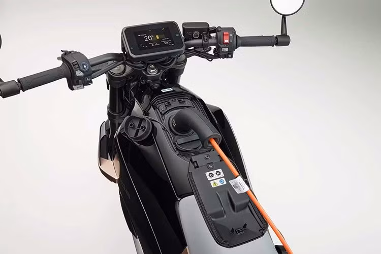 Để đảm bảo trải nghiệm êm ái, Honda sử dụng hệ thống truyền động bằng dây đai nhằm triệt tiêu tiếng ồn và rung động. Dù có trọng lượng khoảng 217 kg, nhưng nhờ trọng tâm thấp và ưu thế từ mô-men xoắn cực đại đạt được ngay từ những dải vòng tua đầu tiên, cảm giác lái của WN7 được đánh giá là lanh lẹ không thua kém các mẫu xe động cơ đốt trong hạng nặng.