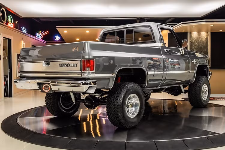 Chevrolet cung cấp mẫu xe Silverado đời 1987 này cả phiên bản dẫn động cầu trước (2WD) dưới dạng dòng C và phiên bản dẫn động bốn bánh (4WD) (dòng K).
