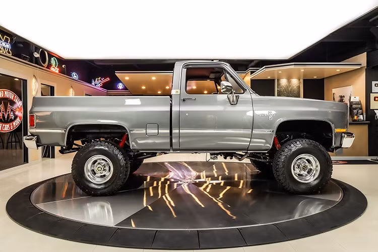 Chevrolet Silverado 1987 là thế hệ mang hệ thống phun nhiên liệu TBI (Throttle Body Fuel Injection) vào dòng sản phẩm, cùng với các tính năng như trợ lực lái, điều hòa không khí và các chi tiết trang trí bằng nhôm phay xước, vốn chỉ dành cho các phiên bản cao cấp hơn.