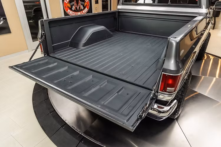 Chiếc xe bán tải Chevrolet Silverado 4x4 hai cửa 38 năm tuổi này dường như càng ngày càng đẹp hơn theo thời gian. Xe được sơn màu xám ánh kim với các chi tiết trang trí mạ crôm và có lớp lót thùng xe màu xám ở thùng xe ngắn.