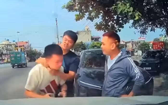 Hình ảnh người đàn ông là tài xế ô tô bóp cổ, hành hung người giữa phố. Ảnh cắt từ clip