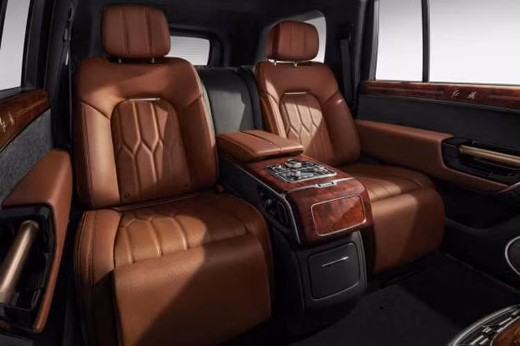 Về Hồng Kỳ LS7, đây là mẫu SUV động cơ xăng sở hữu nội thất cao cấp. Từ ngoại hình tới kích thước, LS7 đều gây ấn tượng. Xe dài 5.695 mm, rộng 2.095 mm, cao 1.985 mm. Trục cơ sở 3.309 mm. So với LS7, một chiếc Range Rover bản trục cơ sở dài với chiều dài 5.252 mm trông nhỏ bé.