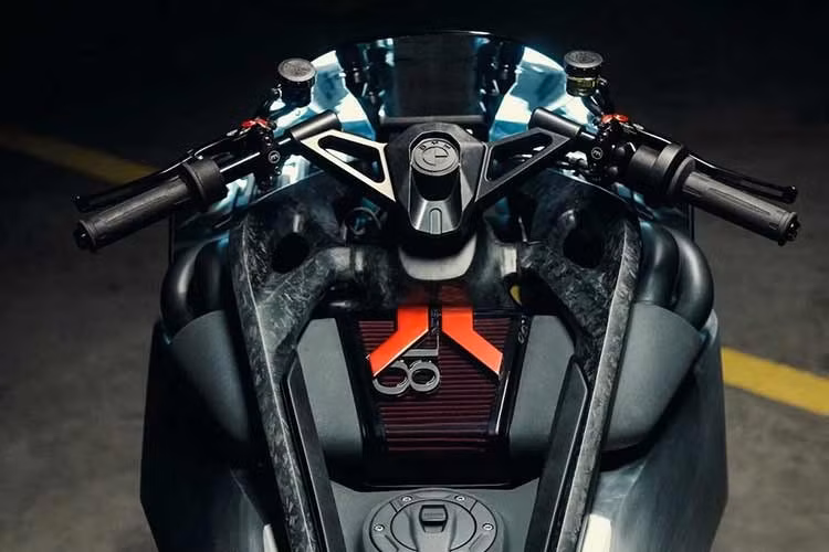 Trong khi phần thân xe BMW Vision K18 thu hút sự chú ý ngay lập tức, nó cũng phô diễn và nhấn mạnh tới động cơ 6 xi-lanh thẳng hàng. Được nâng cấp từ dung tích 1.649cc hiện tại lên 1.800cc.