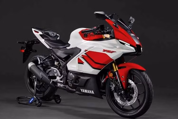 Trước khi màu xanh trở thành nhận diện quen thuộc của Yamaha từ cuối những năm 1990, trắng và đỏ mới chính là tông màu chính thức của đội đua nhà máy Yamaha trong giai đoạn đầu tham gia các giải Grand Prix quốc tế. Đây cũng là màu sắc gắn liền với những chiến thắng lịch sử đầu tiên và các chức vô địch thế giới đầu tiên của hãng xe Nhật Bản.