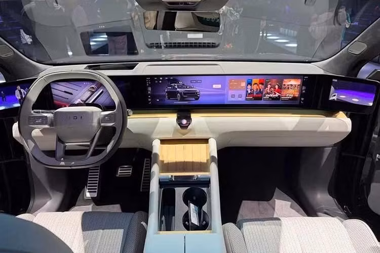 Ngoài ra, AUDI E7X còn có 2 phiên bản dẫn động bốn bánh. Bản đầu tiên sử dụng pin 100 kWh và cho tổng công suất 670 mã lực, giúp thời gian tăng tốc 0-100 km/h giảm xuống chỉ còn 3,9 giây. Phiên bản này cũng có giá từ 349.800 Nhân dân tệ (51.400 USD hoặc 1,224 tỷ đồng) trong khi phạm vi hoạt động đạt 636 km.