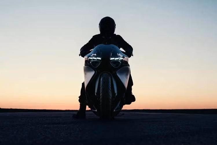 Về mặt thiết kế, Vision K18 sẽ không được đưa vào sản xuất hàng loạt, điều này thể hiện ở pô xuyên qua thùng sau và bánh xe không dè, khi hạ hết chiều cao chỉ cách người lái vài chục cm. BMW thường sử dụng từ “Concept” cho những chiếc xe dự định đưa vào sản xuất, như Concept RR tại Concorso d’Eleganza năm ngoái, hay R20 Concept được trưng bày vào năm 2024, và dành từ “Vision” cho những mẫu xe mang tính chất phô diễn thiết kế, như Vision Next 100 chạy điện.