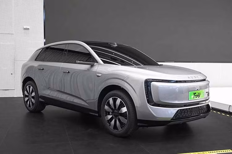 AUDI là thương hiệu mới được thành lập của Audi để dành riêng cho thị trường Trung Quốc và chỉ tập trung hoàn toàn vào xe điện. Ra mắt vào tháng 11/2024, thương hiệu mới này không sử dụng biểu tượng “bốn vòng tròn” truyền thống của Audi.