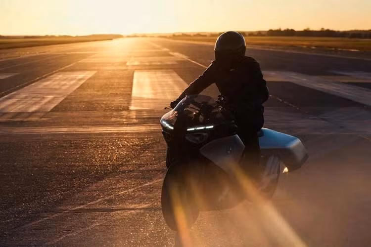 Việc trang bị động cơ đó vào một kiểu xe cruiser truyền thống hơn thay vì kiểu dáng touring hoặc bagger của dòng K 1600 hiện tại cũng rất hợp lý, đặc biệt là cấu hình động cơ có thể mang lại nhiều không gian hơn cho tư thế lái xe với chân hướng về phía trước so với máy Boxer R18. Dòng K 1600 hiện tại đã có mặt từ năm 2022, vì vậy việc ra mắt đầy đủ các mẫu K 1800 vào năm 2027 hoặc 2028 sẽ không có gì đáng ngạc nhiên.