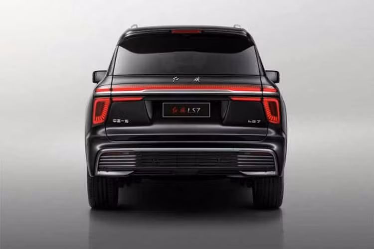 Ngoại hình của chiếc SUV gợi nhớ tới dòng siêu sang Rolls-Royce, bởi Giles Taylor, giám sát thiết kế của Hongqi hiện tại chính là giám đốc thiết kế trước đây của Rolls-Royce. Lưới tản nhiệt cỡ lớn với các nan dọc, đèn pha toàn LED nằm ngang. Điểm nhấn là dải đỏ chính giữa lưới tản nhiệt tượng trưng cho lá cờ đỏ - cũng là ý nghĩa của thương hiệu Hồng Kỳ.