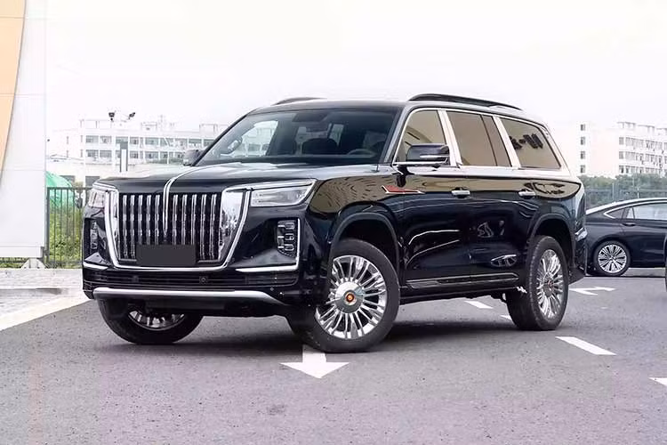 Phần nóc cao cũng có thể cho phép người bên trong xe có thể đứng thẳng để vận hành thiết bị. Một số phương tiện khác trong đoàn xe hộ tống cũng được lắp thêm thiết bị trên nóc, nhưng không cồng kềnh bằng, trong đó có một chiếc Chevy Suburban, một chiếc Lincoln Navigator và một chiếc Ford E Series.