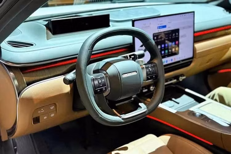 Bên cạnh đó, Hyundai còn phát triển Pleos Connect dựa trên nền tảng Android Automotive OS (AAOS), xây dựng môi trường vận hành mở có khả năng mở rộng linh hoạt trong xe. Hãng cũng giới thiệu Pleos App Market, cho phép người dùng tải về các ứng dụng bên thứ ba dành riêng cho ô tô như xem video, nghe nhạc hay chơi game tương tự trên điện thoại thông minh.