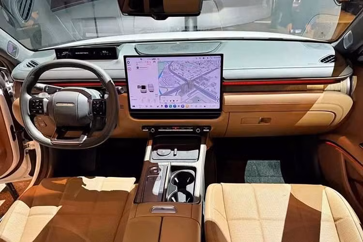 Nội thất của Hyundai Grandeur 2026 được thiết kế theo phong cách gợi liên tưởng đến đồ nội thất cao cấp, mang cảm giác như một phòng khách sang trọng, kết hợp yếu tố công nghệ cao để tăng sự tiện nghi. Màn hình cảm ứng trung tâm 17 inch mang đến cảm giác rộng mở và tạo điểm nhấn hiện đại cho khoang lái.