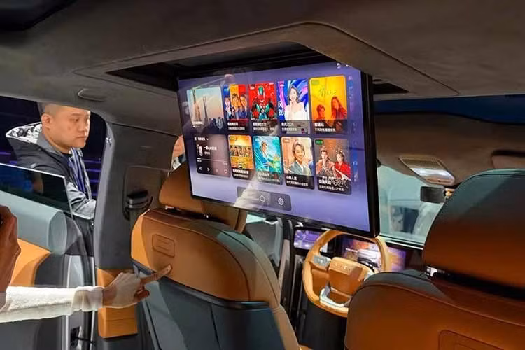 Khoang nội thất của mẫu SUV này được thiết kế nhằm tạo cảm giác công nghệ cao tối đa. Xe sở hữu màn hình cỡ lớn 59 inch, bảng đồng hồ kỹ thuật số và các màn hình hiển thị cho camera quan sát bên sườn. Những trang bị đáng chú ý khác bao gồm vô lăng mang phong cách thể thao với cần số đặt phía sau, hai đế sạc điện thoại không dây, hệ thống âm thanh Bose với tối đa 26 loa, màn hình treo trần kích thước 21,4 inch và tủ lạnh tích hợp.