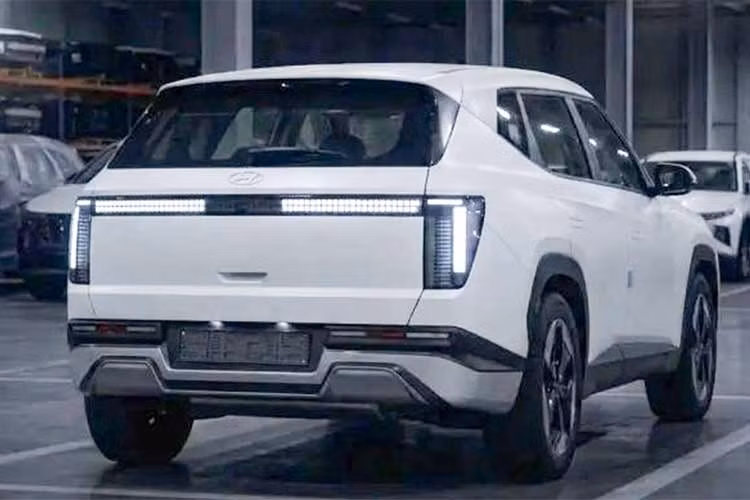 Ngoài ra, phiên bản plug-in hybrid với tầm hoạt động mục tiêu khoảng 100 km theo chuẩn WLTP cũng đang được phát triển. Ở đỉnh cao đội hình, Hyundai có thể tung ra biến thể hiệu năng cao N cho Tucson thế hệ mới, kết hợp hỗ trợ hybrid nhằm cải thiện khả năng tăng tốc nhưng vẫn tuân thủ Euro 7.