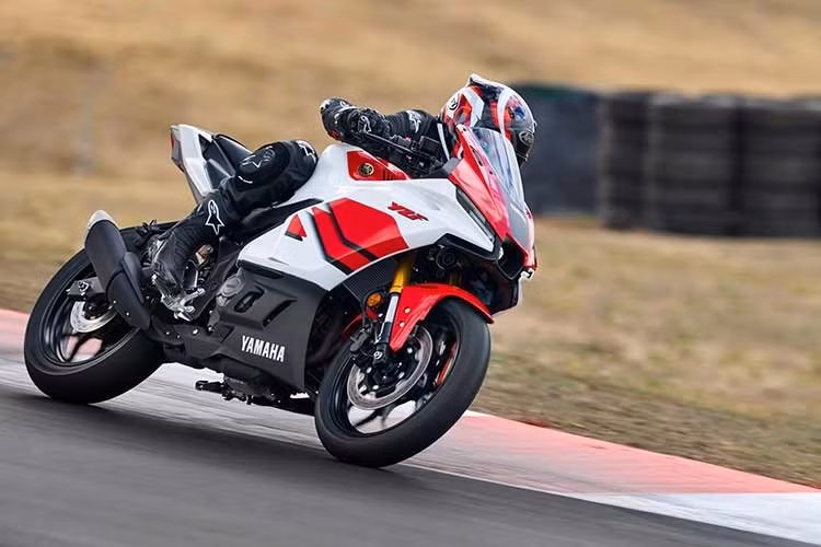 Thông qua ứng dụng Yamaha Motor On này, người dùng có thể theo dõi dữ liệu vận hành, lịch sử sử dụng xe, so sánh chế độ lái và lên lịch bảo dưỡng. Xe đồng thời được trang bị cổng sạc USB Type-A phục vụ nhu cầu sử dụng thiết bị di động trong hành trình dài.