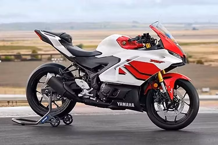 R3 tiếp tục hướng đến trải nghiệm sportbike cỡ trung thiên về hiệu suất và khả năng kiểm soát ở tốc độ cao. Ngoài sức mạnh động cơ, Yamaha còn tích hợp nhiều tiện ích hiện đại trên R3 như cụm đồng hồ kỹ thuật số hỗ trợ kết nối với ứng dụng Yamaha Motor On.
