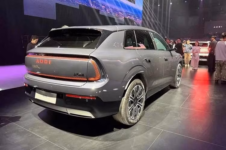 AUDI cũng xác nhận xe có một phiên bản dẫn động cầu sau với tầm hoạt động dài hơn và giá từ 349.800 Nhân dân tệ (51.400 USD hoặc 1,224 tỷ đồng). Bản này sử dụng pin lớn hơn với dung lượng 109 kWh. Nhờ đó, phạm vi hoạt động tăng lên 751 km trong khi thời gian tăng tốc 0-100 km/h tăng lên 6,25 giây vì pin nặng hơn.