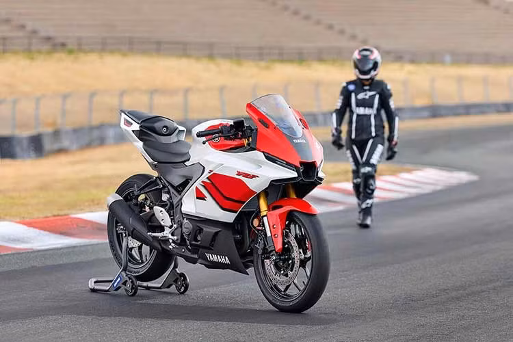 Theo công bố từ Yamaha, phiên bản kỷ niệm 70 năm sẽ được sản xuất giới hạn với chỉ 1.200 chiếc R15 và 600 chiếc R3. Giá bán R15 70th Anniversary ở mức 24.090 real (khoảng 127 triệu đồng), trong khi R3 70th Anniversary có giá bán 37.790 real (khoảng 199 triệu đồng).