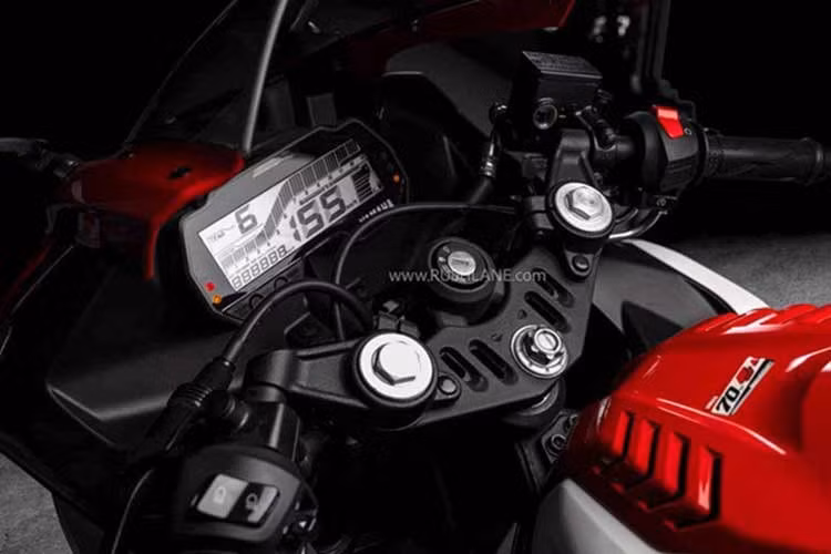 Trên bình xăng, Yamaha bổ sung logo kỷ niệm 70 năm cùng biểu tượng âm thoa truyền thống hoàn thiện màu vàng, tạo điểm nhấn cao cấp cho tổng thể thiết kế. Dù mang phong cách hoài cổ, bộ đôi sportbike này vẫn giữ nguyên nền tảng thiết kế hiện đại của dòng R-Series với kính chắn gió lớn, tư thế lái chồm thấp đặc trưng, bình xăng cơ bắp, yên tách đôi và ống xả vuốt cao.