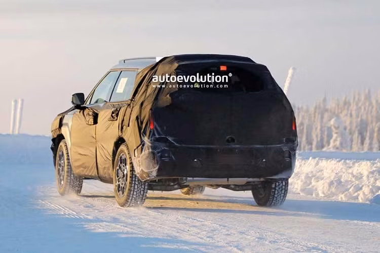 Hyundai được cho là đang phát triển Tucson thế hệ mới theo hướng lấy cảm hứng từ "người anh em" SantaFe thế hệ mới với ngoại hình cứng cáp hơn đáng kể. Phần đầu xe nổi bật với nắp capo kiểu clamshell ôm tràn sang hai bên thân xe.