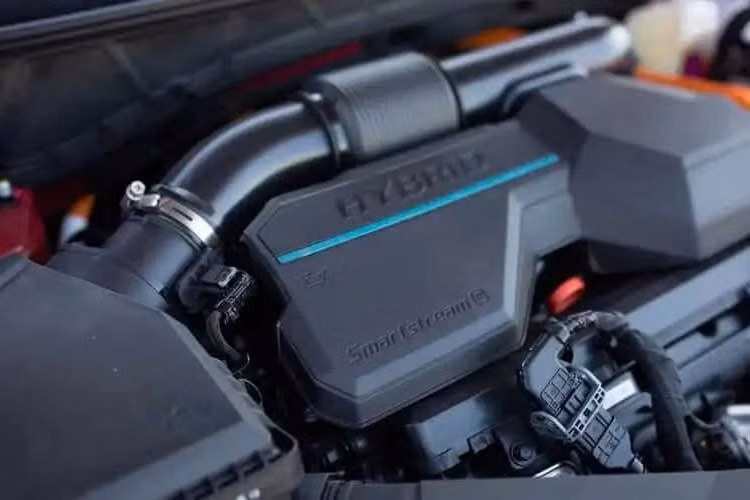 Về động cơ, Hyundai nhiều khả năng sẽ áp dụng hệ thống hybrid thế hệ mới TMED-II - từng ra mắt trên Palisade. Khác với động cơ 2.5L trên mẫu SUV cỡ lớn, Tucson 2027 có thể dùng máy 1.6L nâng cấp để đáp ứng tiêu chuẩn khí thải Euro 7.