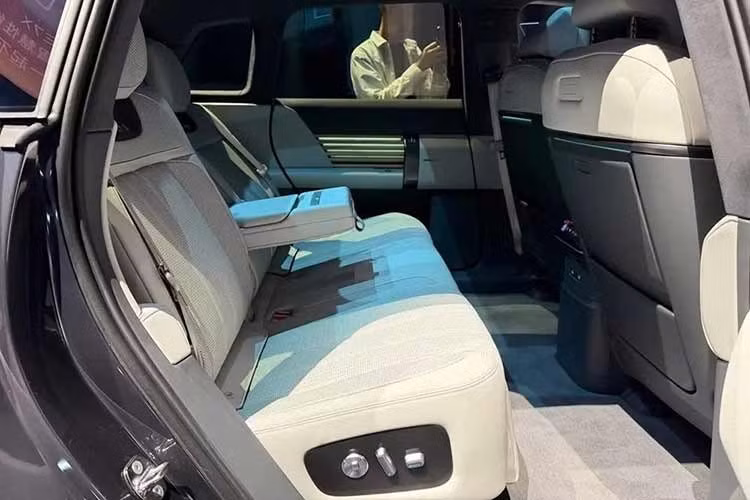 AUDI E7X được trang bị cấu hình 5 chỗ ngồi tiêu chuẩn. Tuy nhiên, phiên bản cao cấp nhất sẽ sử dụng 2 ghế thương gia độc lập ở hàng ghế thứ hai, tích hợp bệ đỡ chân chỉnh điện và hỗ trợ chế độ không trọng lực. Ở giữa hai ghế này, hãng Audi bố trí một màn hình cảm ứng nhỏ, hai đế sạc điện thoại không dây cùng một ngăn chứa đồ ẩn có dung tích lớn.