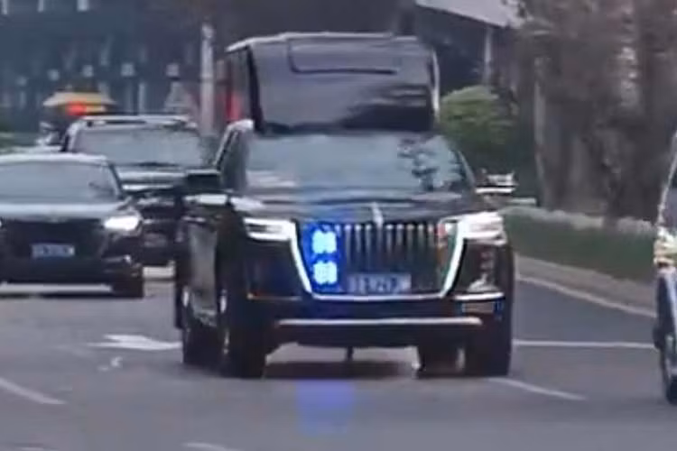 Theo bình luận viên Joseph Trevithick của chuyên trang quốc phòng Mỹ TWZ, hai chiếc SUV Hồng Kỳ này mang cái tên LS7 của Trung Quốc và chưa từng lộ diện trước đây, chỉ xuất hiện trong đoàn xe hộ tống Tổng thống Mỹ trong chuyến thăm.