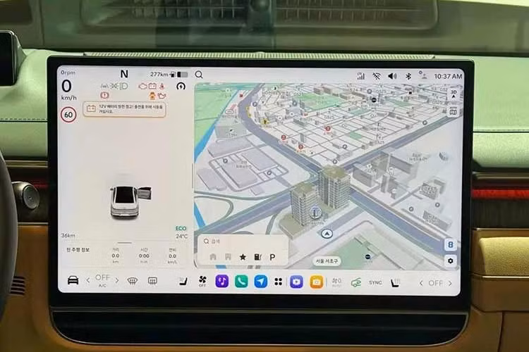 Ngoài ra, xe còn có thêm màn hình mỏng để hiển thị tốc độ, cấp số và chỉ dẫn đường ngay trong tầm nhìn của người lái nhằm giảm tối đa việc phân tán sự chú ý khi vận hành. Đặc biệt, Grandeur là mẫu xe đầu tiên của Hyundai được trang bị nền tảng thông tin giải trí Pleos Connect thế hệ mới, đánh dấu bước chuyển mạnh sang mô hình xe định nghĩa bằng phần mềm (SDV).