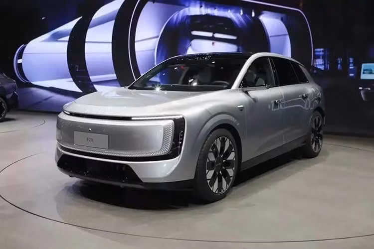 Giá bán chính thức của mẫu SUV thuần điện AUDI E7X 2026 tại Trung Quốc cuối cùng đã được công bố. Đúng như kỳ vọng, mẫu xe này có mức giá rất rẻ so với kích thước lớn cùng hàng loạt công nghệ được trang bị. Đây rõ ràng là kiểu sản phẩm mà nhiều người mong muốn hãng có thể bán tại các thị trường phương Tây.