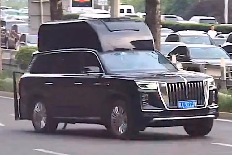 Trong chuyến thăm Trung Quốc ngày 13-15/5, Tổng thống Mỹ Donald Trump được một đoàn xe quy mô lớn hộ tống, trong đó gây chú ý nhất là hai chiếc SUV Hồng Kỳ với phần nóc cao bất thường. Một xe xuất hiện ở nhóm dẫn đầu, chiếc còn lại ở nhóm giữa đoàn.