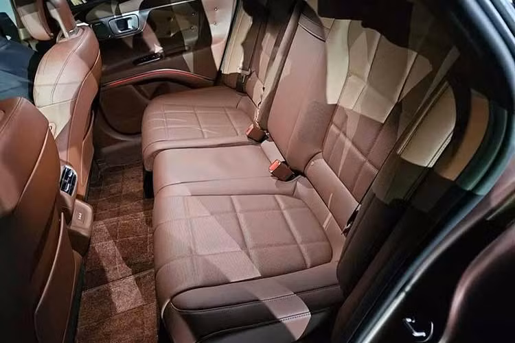 Màn hình cảm ứng trung tâm 17 inch trên xe cung cấp giao diện người dùng trực quan với độ phân giải cao. Người dùng có thể dễ dàng thao tác các tính năng như dẫn đường, giải trí hay cài đặt xe, đồng thời xem nhiều thông tin cùng lúc thông qua chế độ chia màn hình, tăng tính tiện dụng và trải nghiệm tương tác.