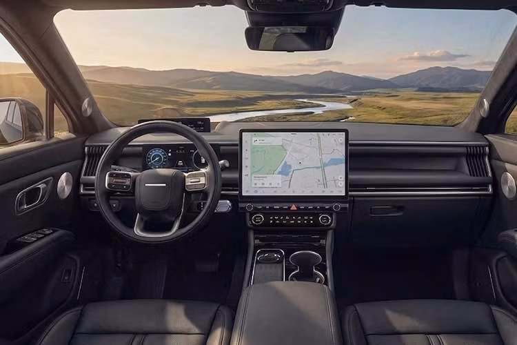 Đáng chú ý, Hyundai được cho là sẽ tích hợp trợ lý AI mang tên Gleo hoạt động tương tự ChatGPT, cho phép người dùng điều khiển xe bằng ngôn ngữ tự nhiên. Dù vậy, hãng vẫn duy trì một số núm xoay vật lý cho các chức năng thường dùng nhằm tăng tính tiện dụng.
