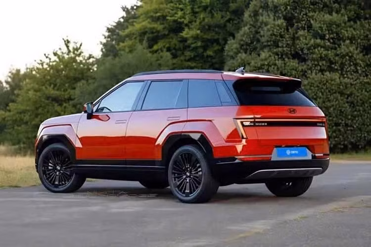 Phiên bản chạy thử lần này của Hyundai Tucson thế hệ mới còn xuất hiện bộ mâm mang logo N và hệ thống ống xả kép phía sau – những chi tiết cho thấy đây là biến thể N Line thiên về phong cách thể thao.