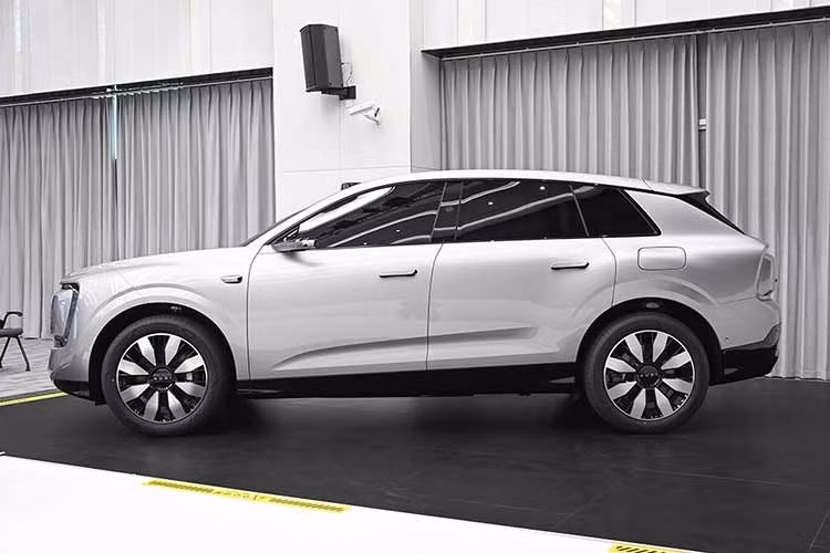 Trong khi đó, kích thước của AUDI E7X lại ngang ngửa Q7. Cụ thể, xe có kích thước dài x rộng x cao lần lượt 5.049 x 1.997 x 1.710 mm và chiều dài cơ sở 3.060 mm. Bên ngoài, AUDI E7X mang trên mình phong cách thiết kế tối giản và mượt mà nhằm tối ưu hóa tính khí động lực học.