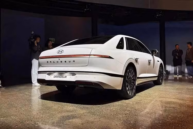 Có một điều đáng tiếc là động cơ của Hyundai Grandeur 2026 không có gì thay đổi. Xe vẫn có 4 tùy chọn động cơ, bao gồm máy xăng GDi hút khí tự nhiên, dung tích 2.5L; hệ truyền động với máy xăng tăng áp 1.6L; máy xăng V6, dung tích 3.5L; và máy V6, dung tích 3.5L chạy bằng khí ga hóa lỏng LPG.