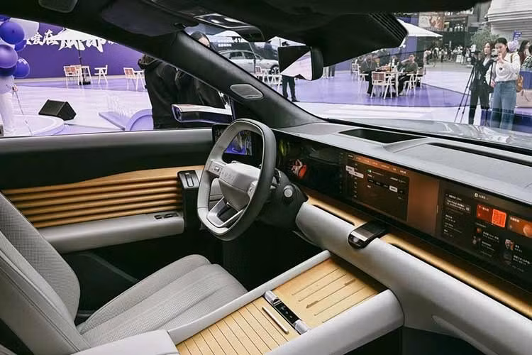 Chưa hết, SUV hạng sang chạy điện AUDI E7X còn hỗ trợ mô hình học tập Momenta R7 mới nhất nhằm nâng cao khả năng hỗ trợ lái. Hệ thống ADAS của xe được cho là có thể hỗ trợ quay đầu 3 điểm, di chuyển qua những cung đường hẹp và tránh khẩn cấp các động vật nhỏ xuất hiện trong điểm mù.