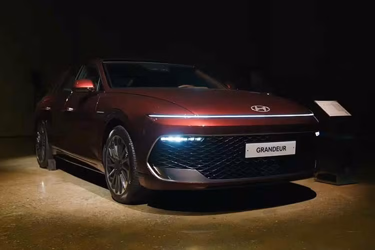 Theo hãng xe Hàn Quốc, Hyundai Grandeur 2026 đã đạt 10.277 đơn đặt hàng ngay trong ngày đầu mở bán. Kỷ lục này đánh dấu lượng đơn đặt hàng ngày đầu cao thứ hai đối với một bản nâng cấp (facelift) trong lịch sử ôtô Hàn Quốc, chỉ sau Grandeur thế hệ thứ 6 (IG) năm 2019 với 17.294 xe.